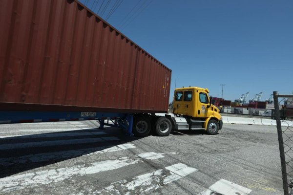 玖联优配 特朗普关税开始让美国消费者钱包缩水